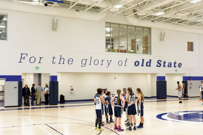 Penn State York Women’s Basketball huddling in the middle of the gym.