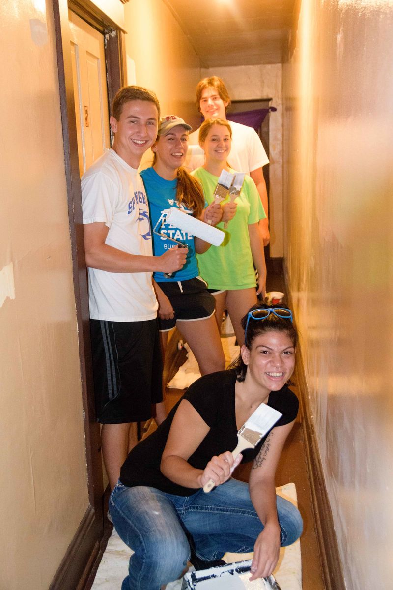 Penn State York students work at the York Rescue Mission. 