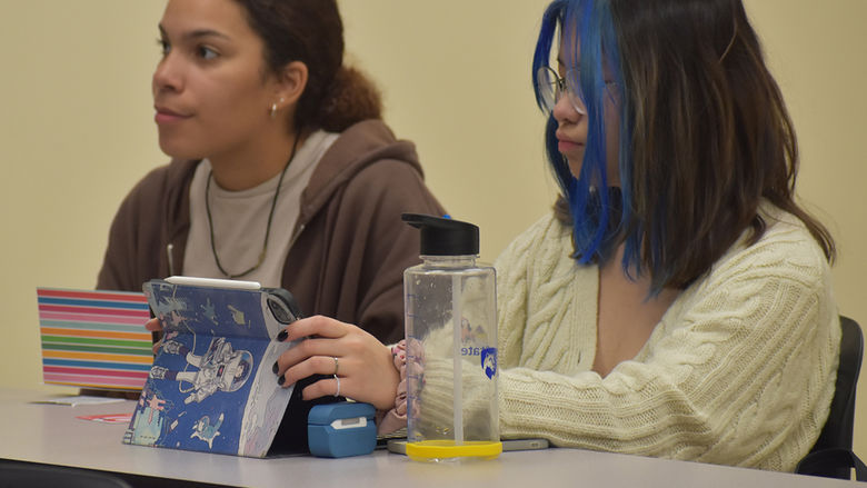 Students sitting next to each other in PSYCH 467 - Serial and Mass Murder.